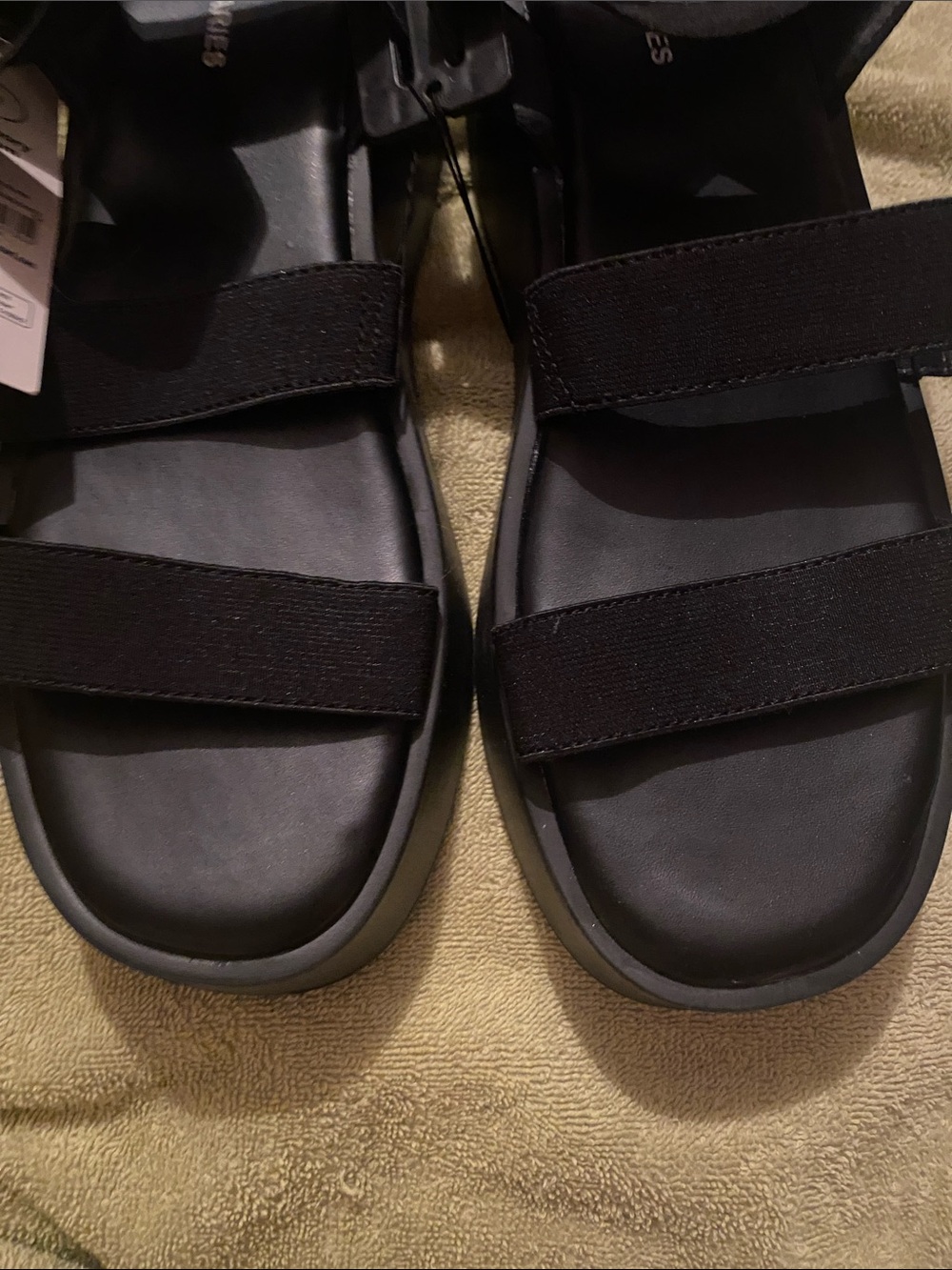 No Boundaries Black Elastic Strap Sandals - Picture 3 of 6